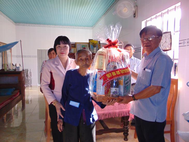 Ban tuyên giáo Tỉnh uỷ Tây Ninh thăm hỏi các gia đình chính sách và chúc thọ các cụ tròn 100 tuổi ở huyện Bến Cầu